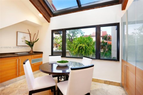 Купить таунхаус в Майами, Флорида 4 спальни, 346.06м2, № 1998444 - фото 13