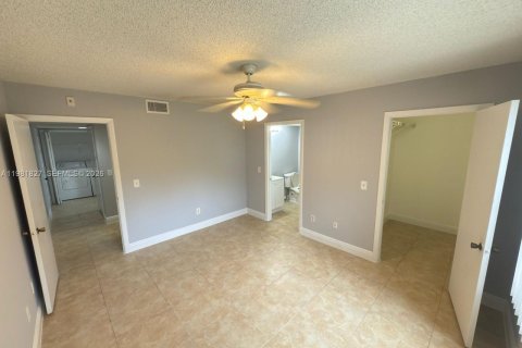 Condo in Pompano Beach, Florida, 2 bedrooms  № 2043192 - photo 13