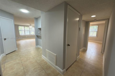 Condo in Pompano Beach, Florida, 2 bedrooms  № 2043192 - photo 7