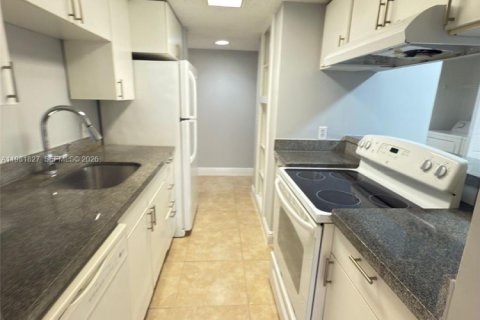 Condo in Pompano Beach, Florida, 2 bedrooms  № 2043192 - photo 4