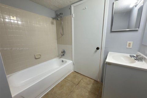 Condo in Pompano Beach, Florida, 2 bedrooms  № 2043192 - photo 9