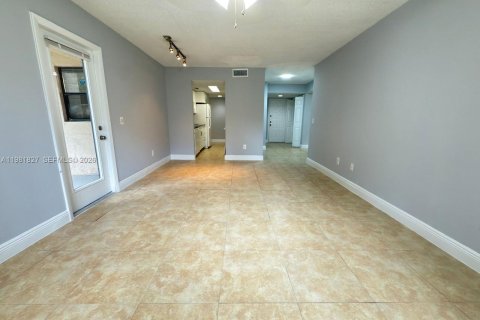 Condo in Pompano Beach, Florida, 2 bedrooms  № 2043192 - photo 6