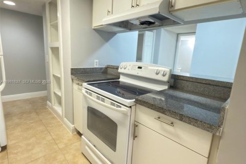 Condo in Pompano Beach, Florida, 2 bedrooms  № 2043192 - photo 3