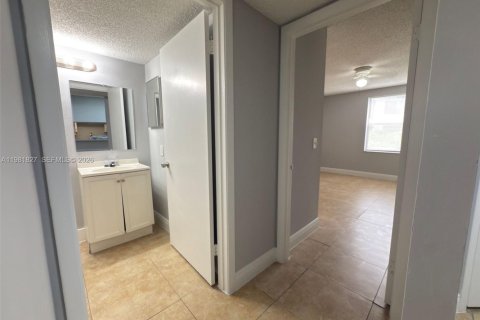 Condo in Pompano Beach, Florida, 2 bedrooms  № 2043192 - photo 10