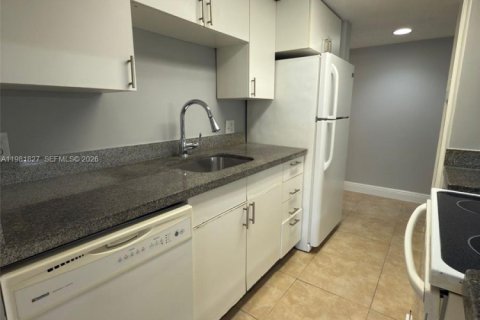 Condo in Pompano Beach, Florida, 2 bedrooms  № 2043192 - photo 2