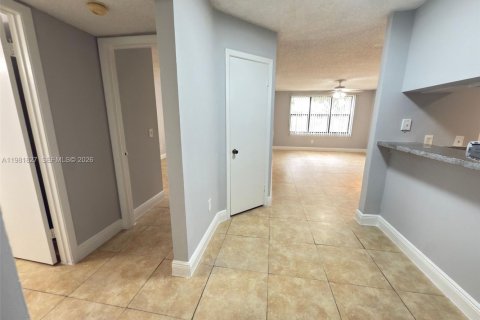 Condo in Pompano Beach, Florida, 2 bedrooms  № 2043192 - photo 8