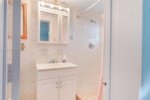 Villa ou maison à vendre à North Miami, Floride: 3 chambres, 96.43 m2 № 1968719 - photo 18