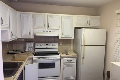Condo in Lauderdale Lakes, Florida, 2 bedrooms № 2076703 - photo 3
