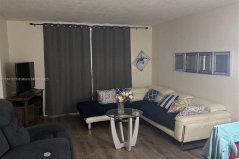 Condo in Lauderdale Lakes, Florida, 2 bedrooms № 2076703 - photo 5