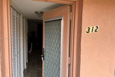 Condo in Lauderdale Lakes, Florida, 2 bedrooms  № 2076703