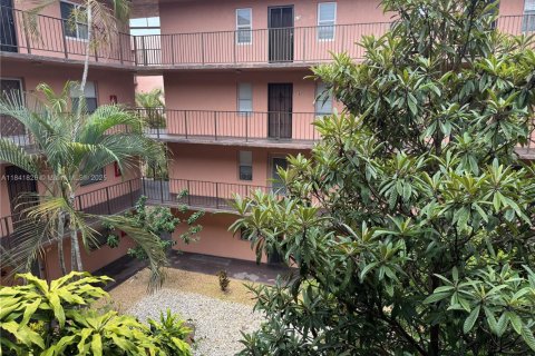 Condo in Lauderdale Lakes, Florida, 2 bedrooms № 2076703 - photo 2
