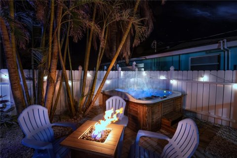 Commercial property in Holmes Beach, Florida 4 bedrooms, 139.35 sq.m. № 2211586 - photo 29