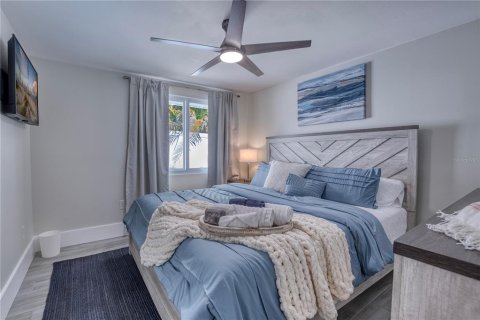 Commercial property in Holmes Beach, Florida 4 bedrooms, 139.35 sq.m. № 2211586 - photo 9