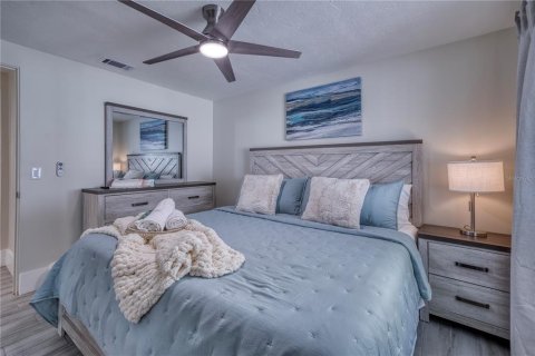 Commercial property in Holmes Beach, Florida 4 bedrooms, 139.35 sq.m. № 2211586 - photo 17