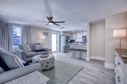 Commercial property in Holmes Beach, Florida 4 bedrooms, 139.35 sq.m. № 2211586 - photo 18