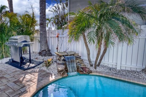Commercial property in Holmes Beach, Florida 4 bedrooms, 139.35 sq.m. № 2211586 - photo 4