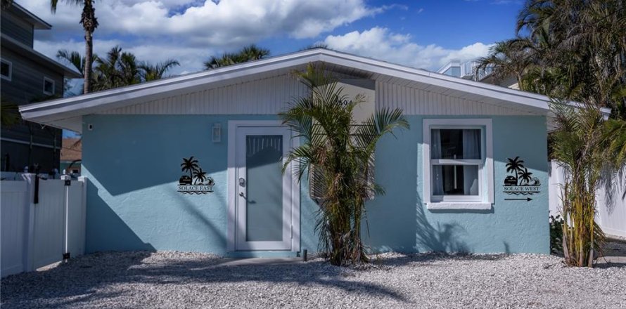 Commercial property in Holmes Beach, Florida 4 bedrooms, 139.35 sq.m. № 2211586