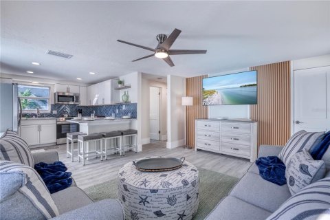 Commercial property in Holmes Beach, Florida 4 bedrooms, 139.35 sq.m. № 2211586 - photo 2