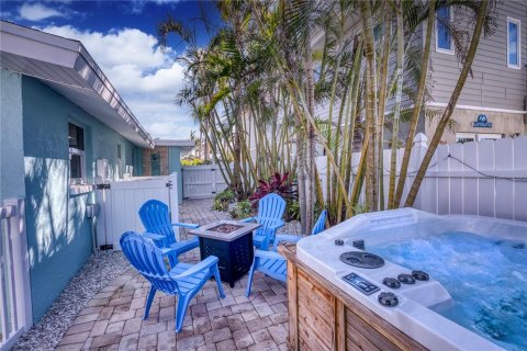 Commercial property in Holmes Beach, Florida 4 bedrooms, 139.35 sq.m. № 2211586 - photo 6