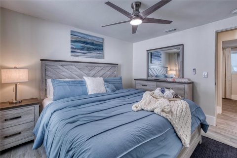 Commercial property in Holmes Beach, Florida 4 bedrooms, 139.35 sq.m. № 2211586 - photo 20