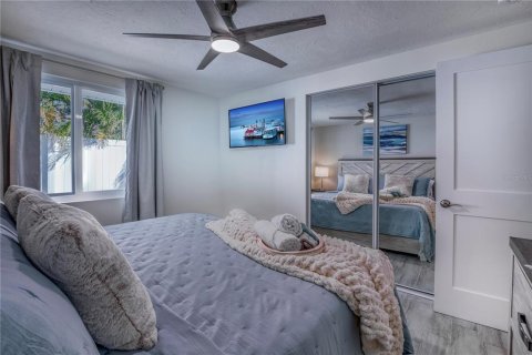 Commercial property in Holmes Beach, Florida 4 bedrooms, 139.35 sq.m. № 2211586 - photo 8