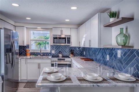 Commercial property in Holmes Beach, Florida 4 bedrooms, 139.35 sq.m. № 2211586 - photo 3