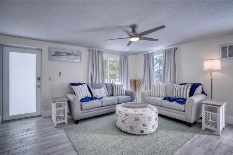Commercial property in Holmes Beach, Florida 4 bedrooms, 139.35 sq.m. № 2211586 - photo 19