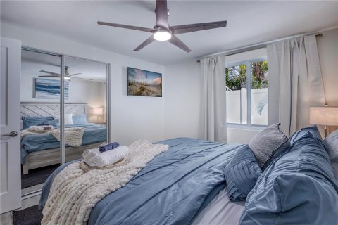 Commercial property in Holmes Beach, Florida 4 bedrooms, 139.35 sq.m. № 2211586 - photo 10