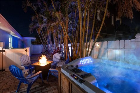 Commercial property in Holmes Beach, Florida 4 bedrooms, 139.35 sq.m. № 2211586 - photo 28