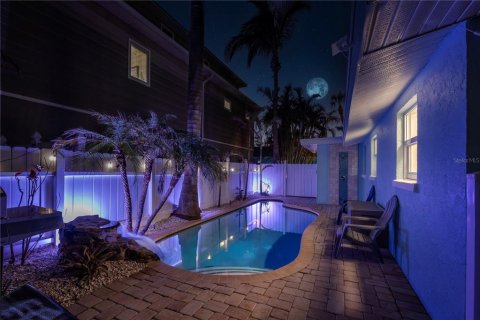 Commercial property in Holmes Beach, Florida 4 bedrooms, 139.35 sq.m. № 2211586 - photo 27