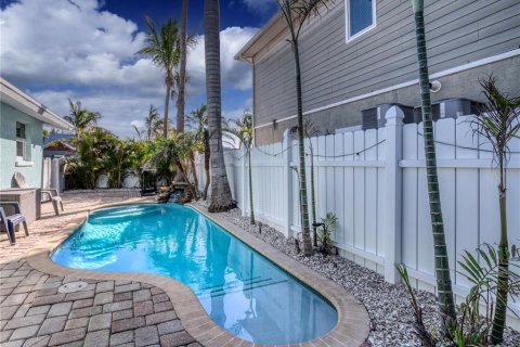 Commercial property in Holmes Beach, Florida 4 bedrooms, 139.35 sq.m. № 2211586 - photo 5