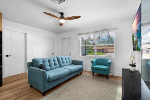 House in Saint Petersburg, Florida 3 bedrooms, 83.98 sq.m. № 1749997 - photo 5