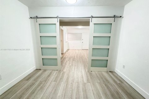 Купить коммерческую недвижимость в Майами-Бич, Флорида 730.68м2, № 1943986 - фото 11