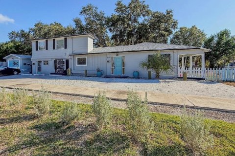 House in Saint Petersburg, Florida 5 bedrooms, 241.17 sq.m. № 2106154
