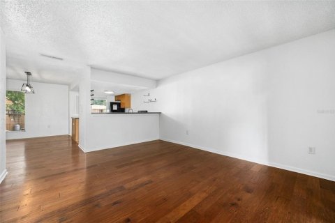 Condo in Gainesville, Florida, 2 bedrooms № 2117778 - photo 2