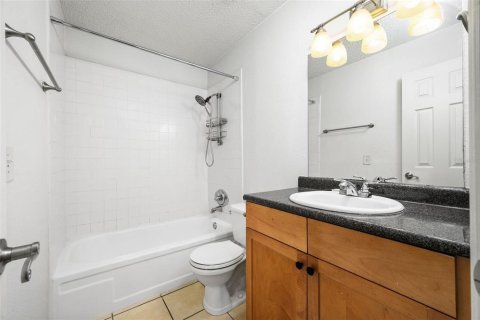 Condo in Gainesville, Florida, 2 bedrooms № 2117778 - photo 18