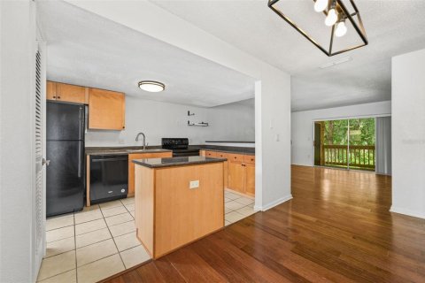 Condo in Gainesville, Florida, 2 bedrooms № 2117778 - photo 9