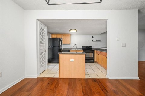 Condo in Gainesville, Florida, 2 bedrooms № 2117778 - photo 11