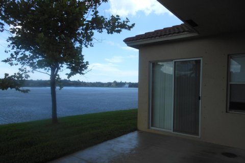 House in Fort Pierce, Florida 3 bedrooms, 181.16 sq.m. № 1072509 - photo 1