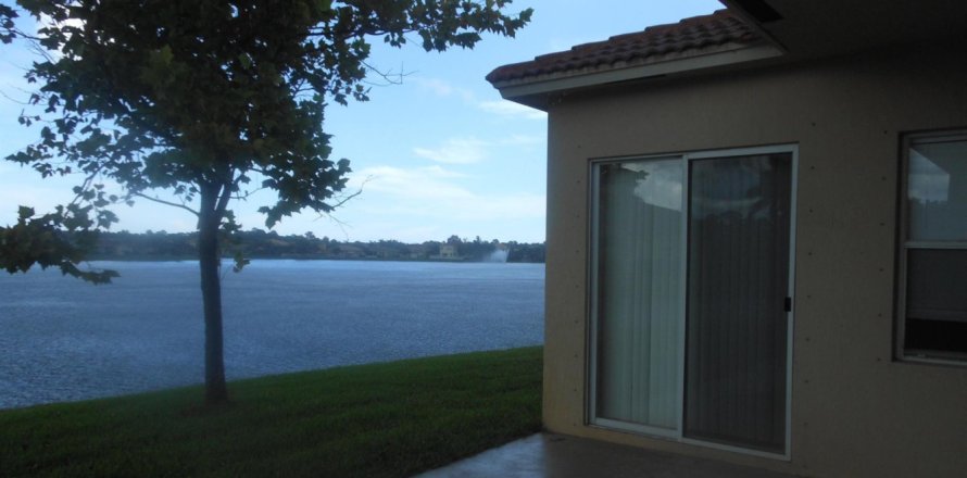 Casa en Fort Pierce, Florida 3 dormitorios, 181.16 m2 № 1072509