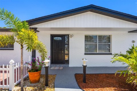 House in Holiday, Florida 3 bedrooms, 126.53 sq.m. № 2107296 - photo 23