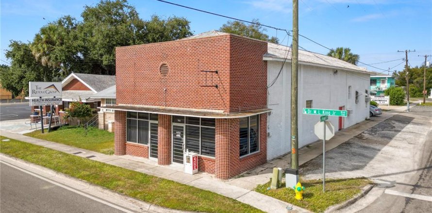 Commercial property in Plant City, Florida 232.81 sq.m. № 2131771
