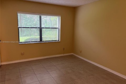 Condo in Pembroke Pines, Florida, 2 bedrooms  № 1931232 - photo 7