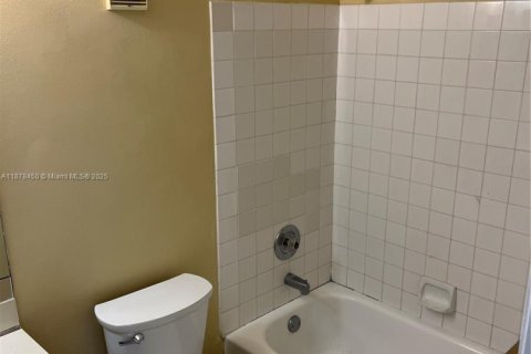 Condo in Pembroke Pines, Florida, 2 bedrooms  № 1931232 - photo 17