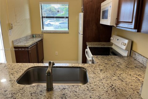 Condo in Pembroke Pines, Florida, 2 bedrooms  № 1931232 - photo 1