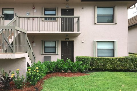 Condo in Pembroke Pines, Florida, 2 bedrooms  № 1931232 - photo 11