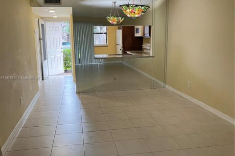 Condo in Pembroke Pines, Florida, 2 bedrooms  № 1931232 - photo 4
