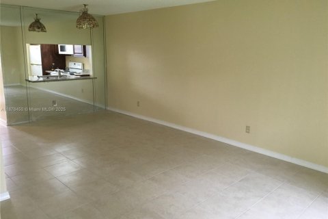 Condominio en alquiler en Pembroke Pines, Florida, 2 dormitorios, 74.88 m2 № 1931232 - foto 5