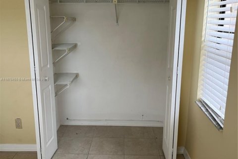Condominio en alquiler en Pembroke Pines, Florida, 2 dormitorios, 74.88 m2 № 1931232 - foto 10