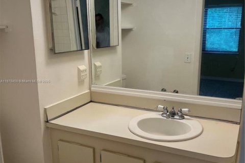 Condo in Pembroke Pines, Florida, 2 bedrooms  № 1931232 - photo 15